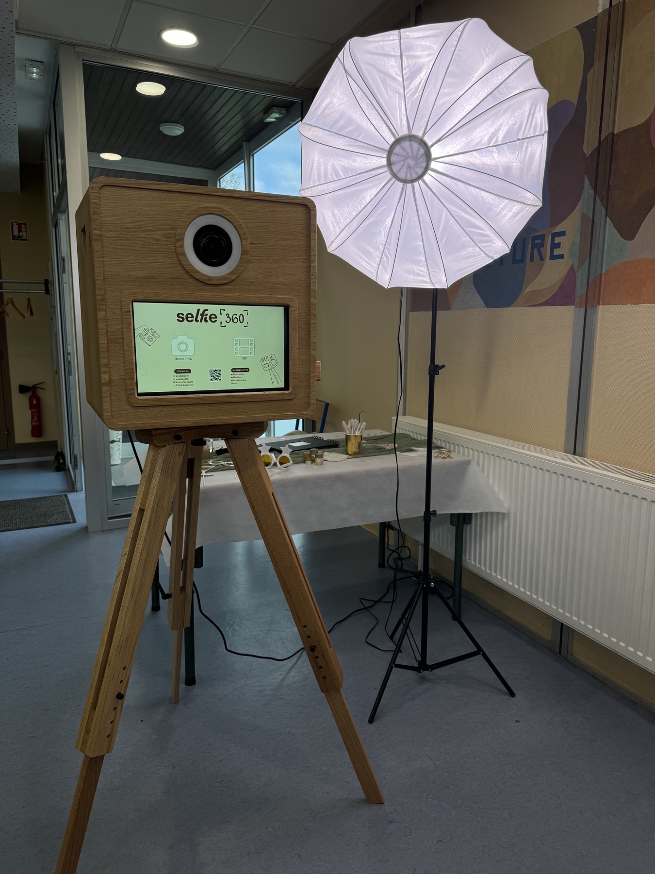 Photobooth en bois Selfie360 installé pour un événement à Colmar