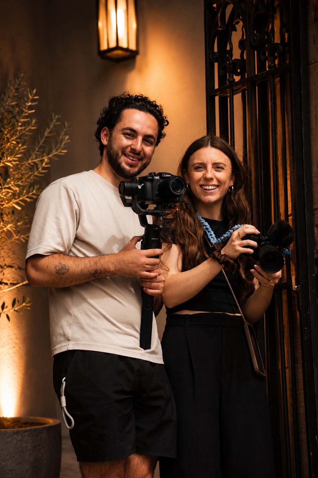 Chloé et Enzo avec leur matériel photo et vidéo pour mariage en Alsace